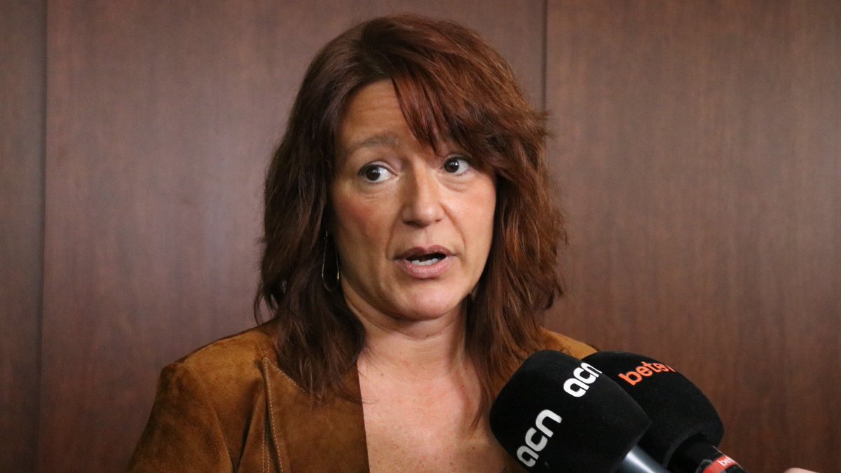 A la Laia Bonet l’humiliació dels catalanoparlants també l’agafa molt lluny, com els apallissaments de l’1 d’octubre.
Dimissió!!