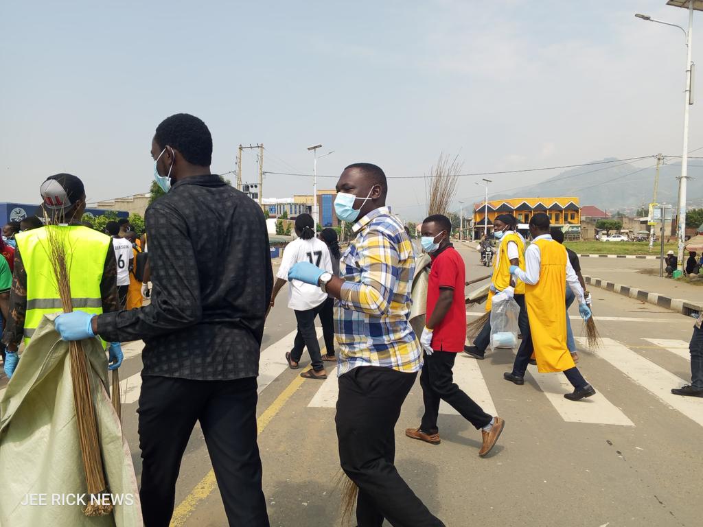 kasese_MUST_std's tweet photo. All about yesterday's event 
Thanks goes to all the people that joined us in town 
Students from different universities under @cecic_ug 
@Rusaka_KAB @kamasaug @RwenzoriTV 
@1005kgr 
#thulibaghuma
#cleanmarket #visitkasese https://t.co/ni5SxcNsyF