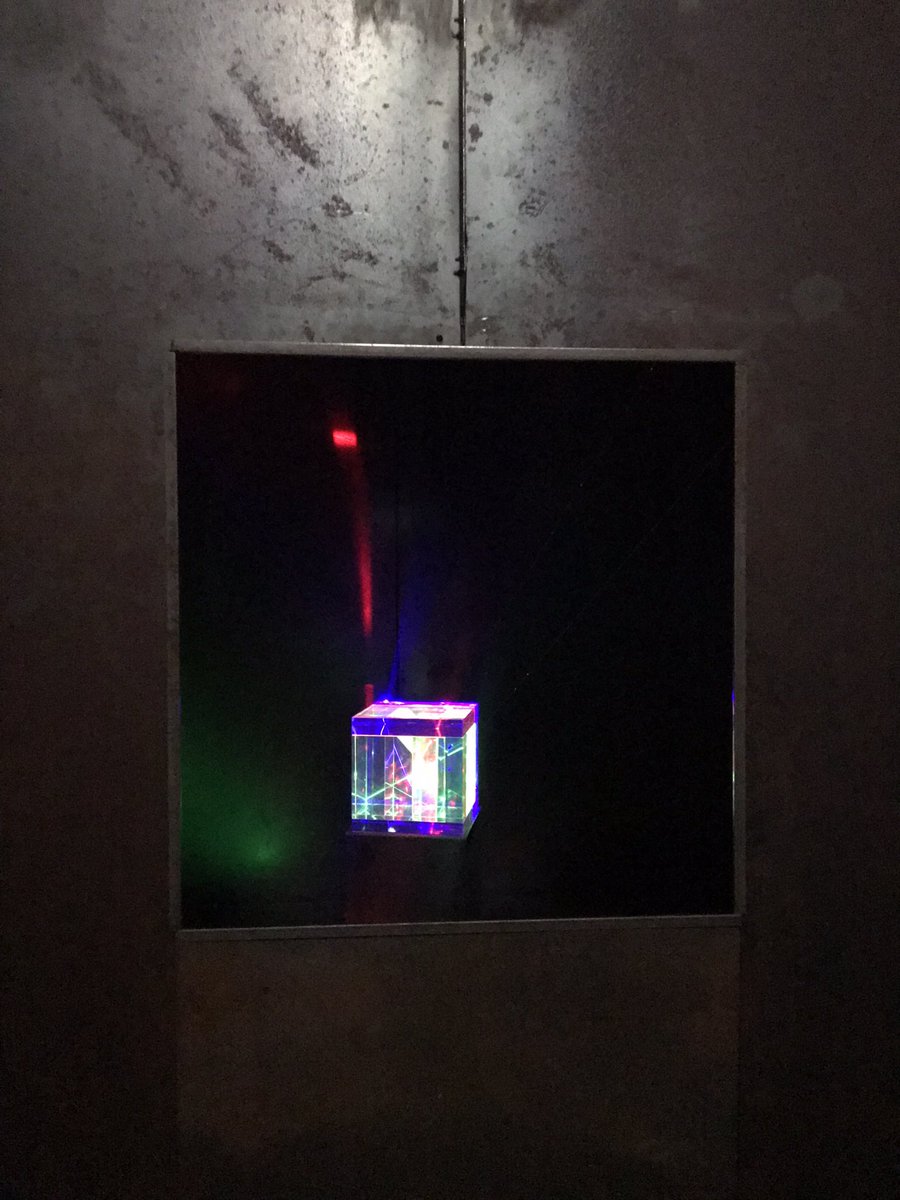 “Eureka” de Carles Torrent Pagès i Laura Bergillos a la Canònica de Sta. Maria de Vilabertran.
Dues peces (cubs) que juguen amb els límits entre allò conegut i allò inconegut, entre el visible i l’invisible. La llum com a matèria i metàfora.
Quina meravella!!