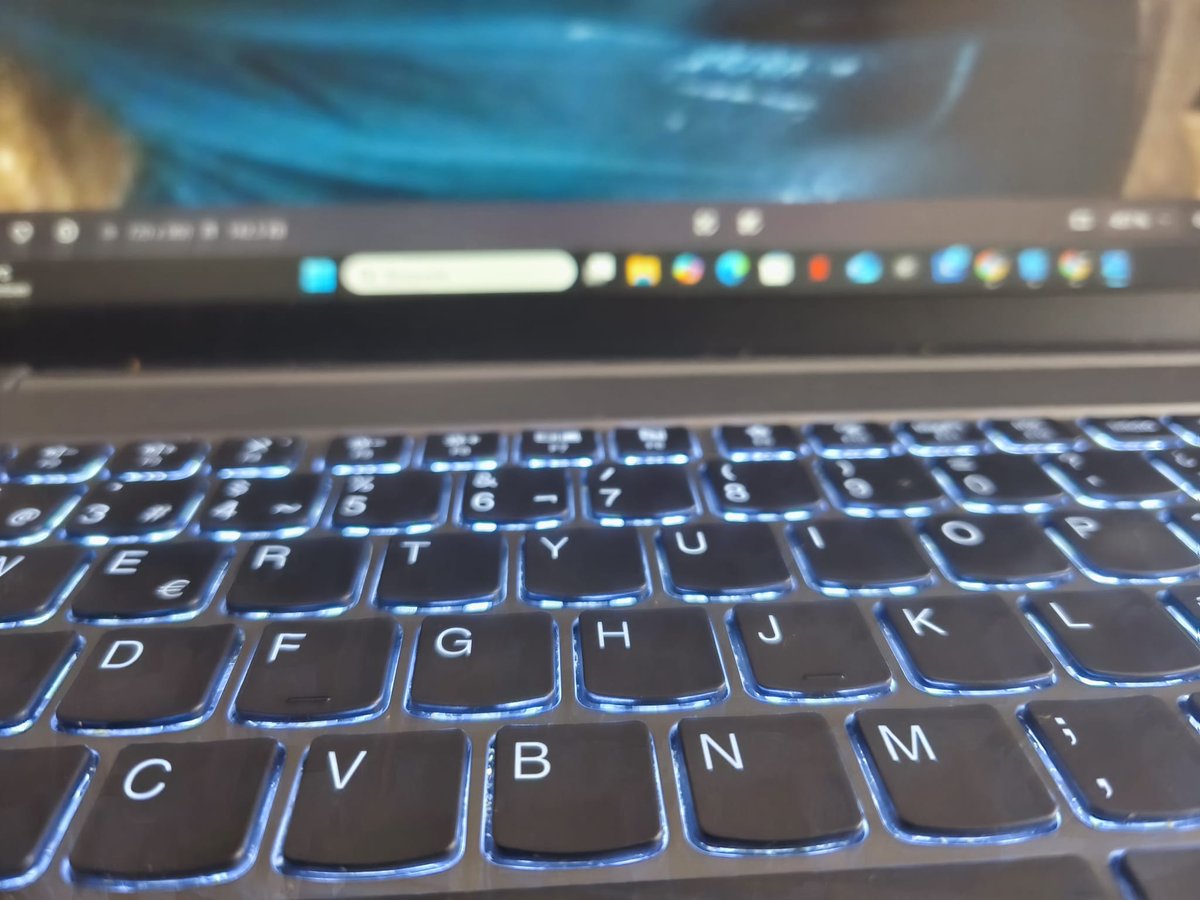 El otro día se coló un virus en mi portátil y en el de mi pareja, Lola, y acabo de recogerlos. Iguales en marca y modelo, me conecto sin querer al de Lola y nada más ver las 2 fotografías que guarda en una carpeta del escritorio llamada TRABAJO me quedo sin respiración>>>