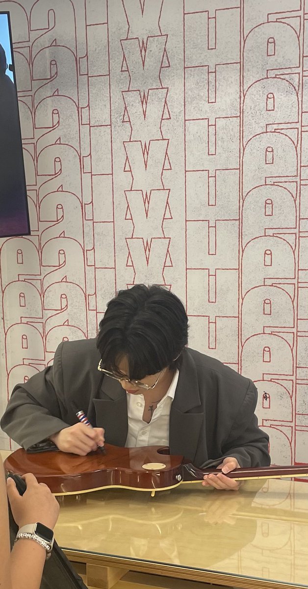 choiok7033's tweet image. 아~~ 그리고 콘서트 한다고 제형씨가 오라고 그랬어요ㅠㅠ 혼자 급 흥분해서 블루셔츠 이거 꼭 들고 간다고하니 그때는 받아준다며 웃었어요😭🫶🏻😍 근데 나 완전 횡설수설 미쳐 내가ㅠㅠ 사진은 몇장 없고 앞분 기타 싸인 장면만 찍고 바보야 바보 나 왜 왔니 왜 그러니 나 돌아갈래😭
#eaJ1 #eaJ1ep