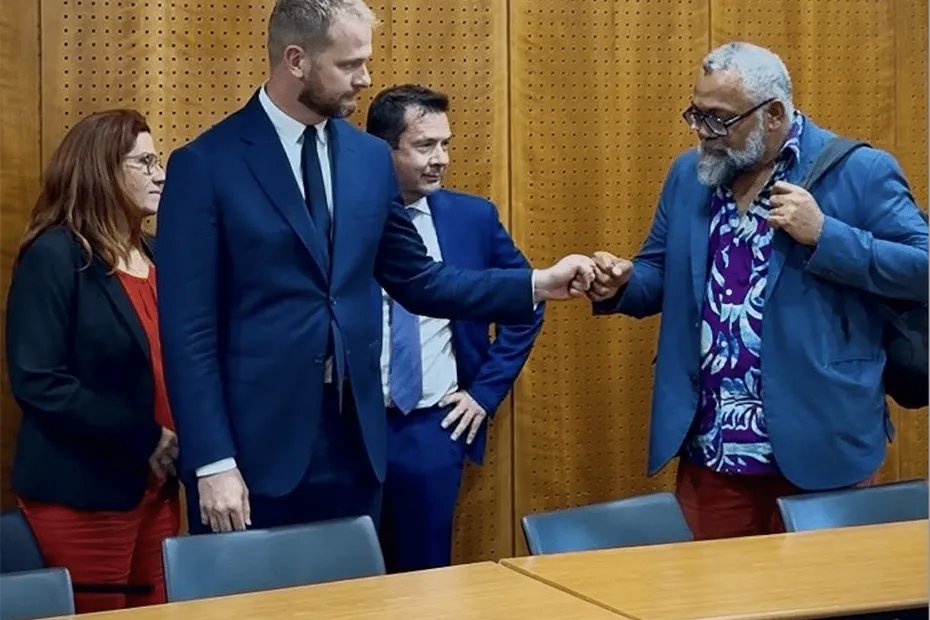 Sommet Nouvelle-Calédonie : les grandes lignes de l'accord historique signé ce 12 juillet à Bougival

➡️Dans les treize pages du projet d'accord,  intitulé le "pari de la confiance", focus sur les avancées concédées par les deux parties

📲💻la1ere.franceinfo.fr/nouvellecaledo…