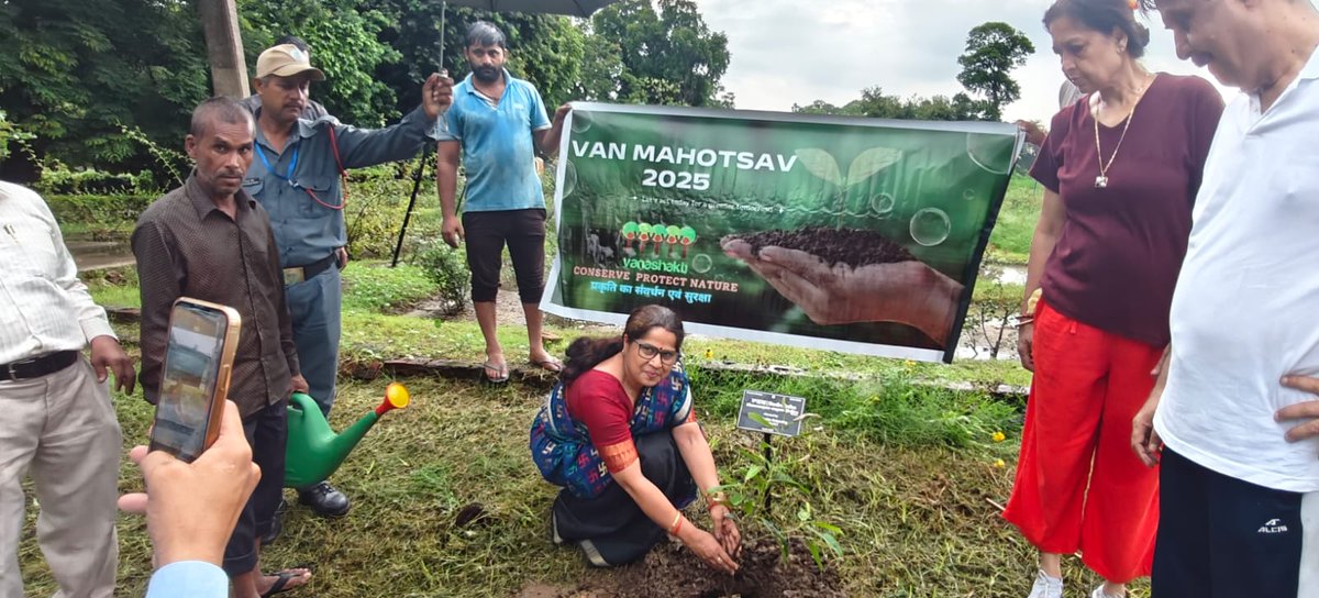 csirnbrilko's tweet image. 🌱 A special plantation drive was held today at the Botanic Garden to mark #VanMahotsav2025.
@akshasany Dir., along with senior IFS officials & morning walkers, planted a sacred Rudraksh sapling — reinforcing our commitment to a greener, healthier planet. 🌏