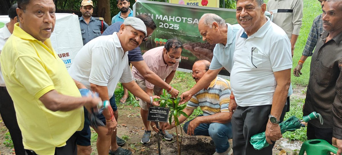 csirnbrilko's tweet image. 🌱 A special plantation drive was held today at the Botanic Garden to mark #VanMahotsav2025.
@akshasany Dir., along with senior IFS officials & morning walkers, planted a sacred Rudraksh sapling — reinforcing our commitment to a greener, healthier planet. 🌏