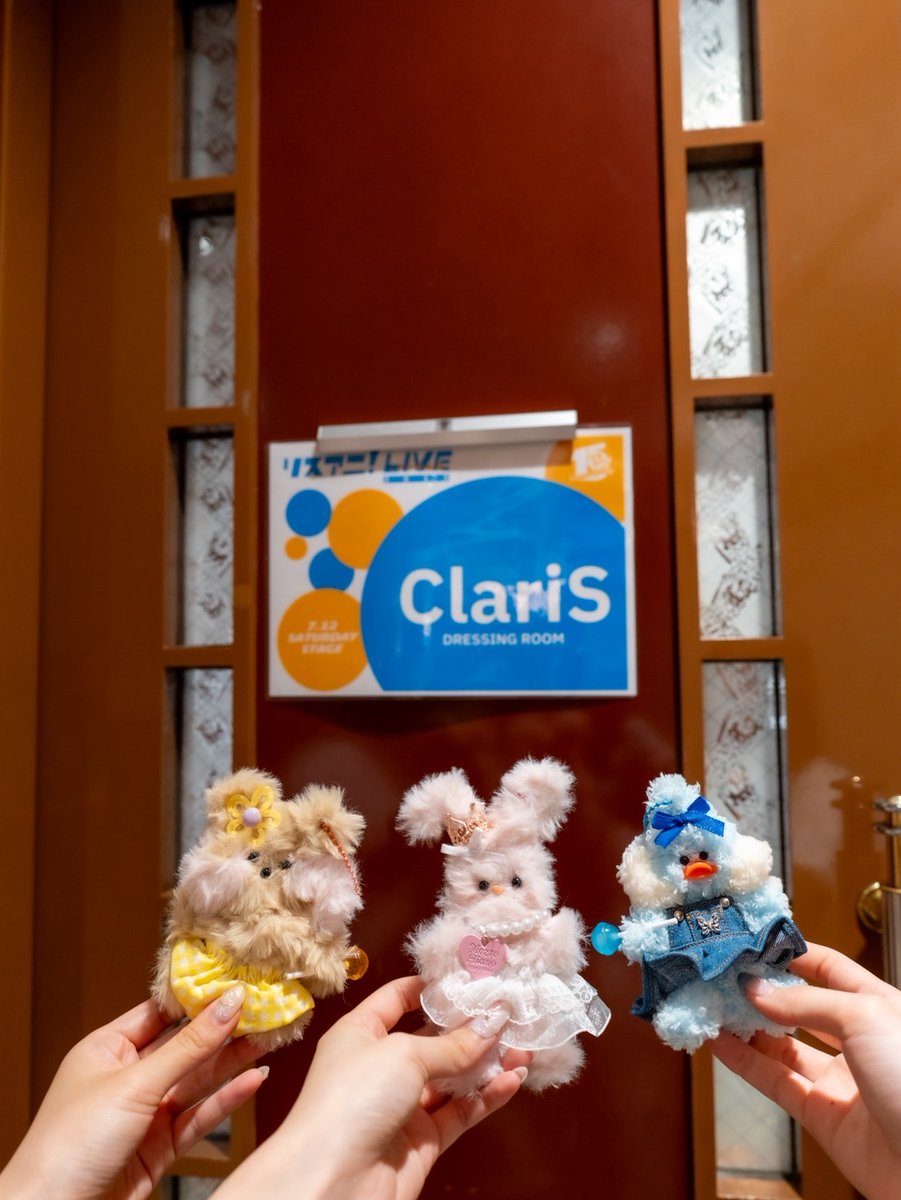 今日は「#リスアニ！ライブ 2025 ナツヤスミ」🌊🌺🌴💫

少し涼やかなお天気ですが、きっと会場はアツアツのはず！🥵🫶
そして、私たちがよりアツアツで最高の歌をお届けしちゃいますっ🎤🔥
ぜひ一緒にナツヤスミの思い出を作りましょう🪼🌙

コラボTシャツもチェックしてね〜👕🤍

#ClariS🌼🎀🦋