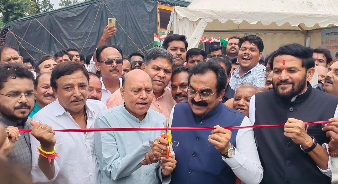 Sagar Commissioner (@sagarcomisioner) on Twitter photo ➡️ मंत्री लोक निर्माण विभाग श्री राकेश सिंह के द्वारा सागर जिले के गढ़पहरा- मकरोनिया मार्ग एवं सागर मकरोनिया रेलखंड के कि.1052/6-7 के समपार क्रमांक 28 पर आर.ओ.बी.का निर्माण कार्य का लोकार्पण किया गया।
<a href="/CMMadhyaPradesh/">Chief Minister, MP</a> <a href="/DrMohanYadav51/">Dr Mohan Yadav</a> <a href="/mohdept/">Home Department, MP</a> <a href="/JansamparkMP/">Jansampark MP</a> #JansamparkMP #sagar ➡️ मंत्री लोक निर्माण विभाग श्री राकेश सिंह के द्वारा सागर जिले के गढ़पहरा- मकरोनिया मार्ग एवं सागर मकरोनिया रेलखंड के कि.1052/6-7 के समपार क्रमांक 28 पर आर.ओ.बी.का निर्माण कार्य का लोकार्पण किया गया।
<a href="/CMMadhyaPradesh/">Chief Minister, MP</a> <a href="/DrMohanYadav51/">Dr Mohan Yadav</a> <a href="/mohdept/">Home Department, MP</a> <a href="/JansamparkMP/">Jansampark MP</a> #JansamparkMP #sagar