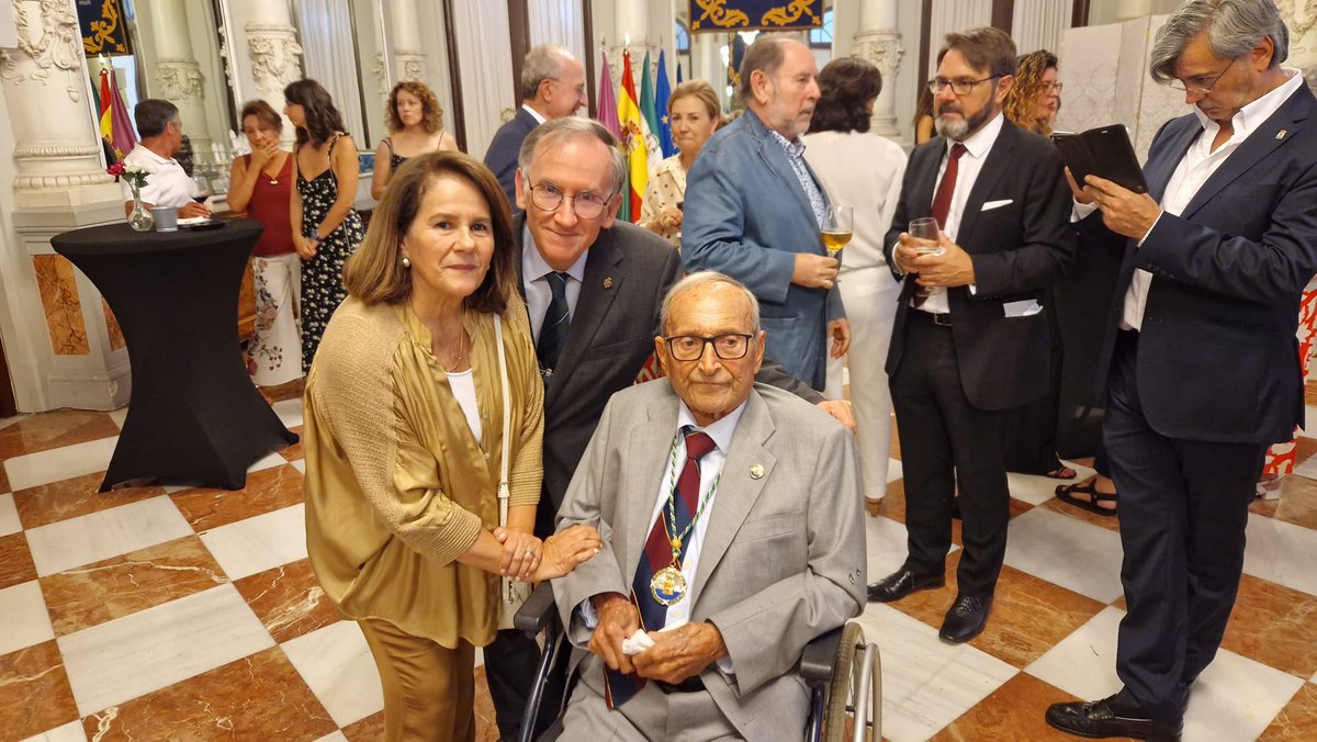 @AcademiaAgp (@academiaagp) on Twitter photo El presidente de #AMCiencias, en compañía de su esposa, asistió a la sesión solemne del <a href="/malaga/">Ciudad de Málaga</a> en la que se hizo entrega a Jaime Pimentel el título de Hijo Predilecto de la ciudad por su aportación a los símbolos populares del arte urbano de la capital.
diariosur.es/culturas/medal… El presidente de #AMCiencias, en compañía de su esposa, asistió a la sesión solemne del <a href="/malaga/">Ciudad de Málaga</a> en la que se hizo entrega a Jaime Pimentel el título de Hijo Predilecto de la ciudad por su aportación a los símbolos populares del arte urbano de la capital.
diariosur.es/culturas/medal…