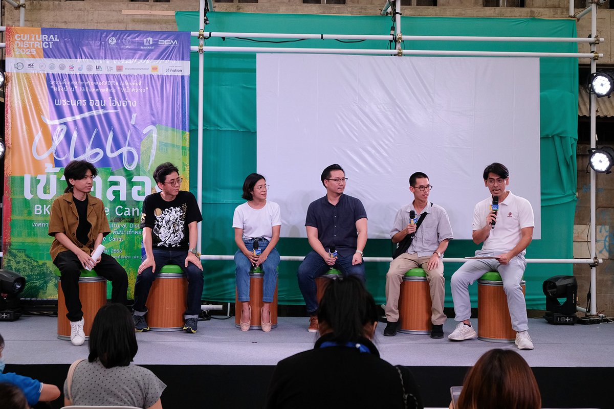 Cultural_Bkk's tweet photo. #ภาพบรรยากาศ วันแรกของงาน Cultural District 2025 “พระนคร ออน โอ่งอ่าง: หันน่าเข้าคลอง” คึกคักสุด ๆ! ผู้คนแวะเวียนมา “เดิน ชม ชิล” กันตลอดเส้นคลองโอ่งอ่าง ถ่ายรูปกับงานศิลปะสุดสร้างสรรค์บนผนังตึก เดินตลาดศิลปะ 
1/4 https://t.co/FwVZqGRija