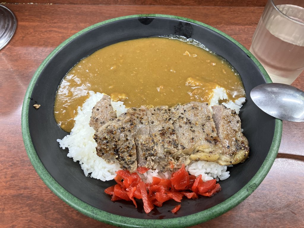 今日は昼も米、そば屋でカレー。
いつも素通りしてたお店に入る、本日サービスのステーキカレーを注文。
カレーは刻まれた人参やひき肉が入ってるで辛くはないやつ。お肉はやはり存在感がある。サクッと飲めた。
#秋葉原 #新田毎 #ステーキカレー