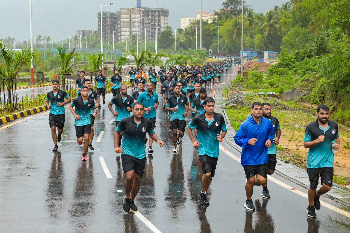 IN_Vikramaditya's tweet image. Rainy mornings, Running free…

#Vikramaditya @R33 Monsoon Run - Josh, Jazba and Junoon in the exciting Monsoons.

#WillToWin
#TeamSpirit
#StrikeFarStrikeSure
#NavalLife

@indiannavy
@IN_WNC
@IN_WesternFleet