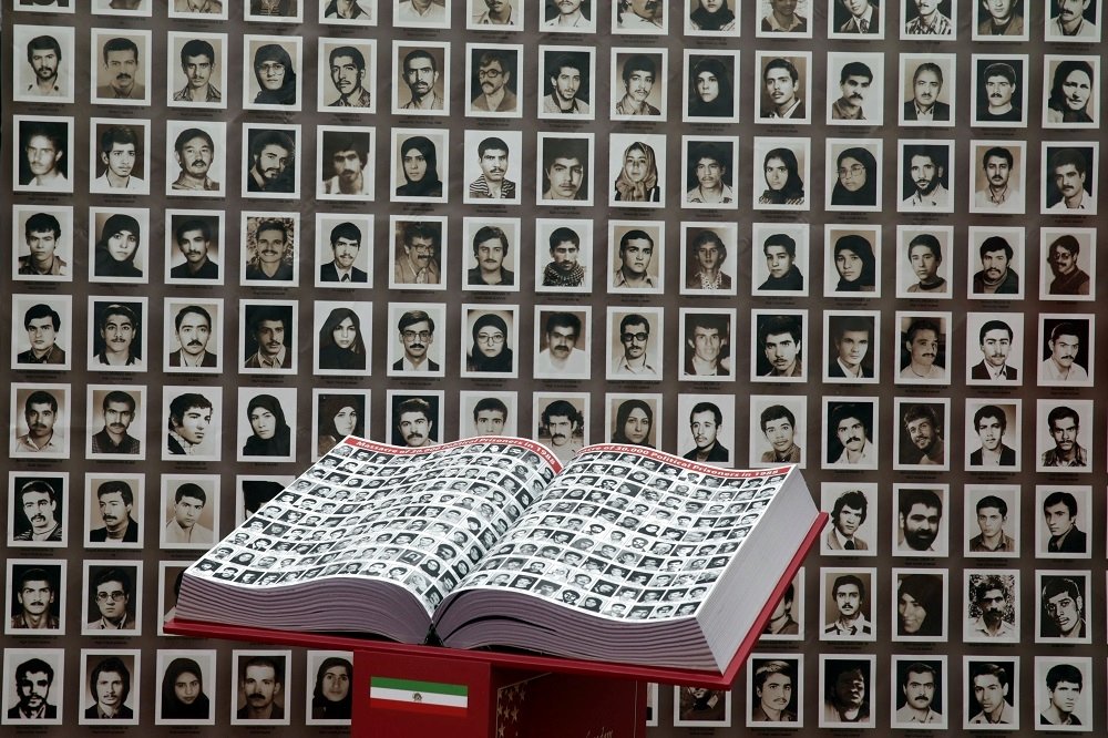 Mullah-Diktatur droht mit Rückkehr zu den #1988Massacre im #Iran
Die Nachrichtenagentur Fars, die mit den Revolutionsgarden (IRGC) verbunden ist, hat im Zusammenhang mit dem aktuellen 12-tägigen Krieg in einem Artikel die Wiederholung der Massenhinrichtungen aus den späten