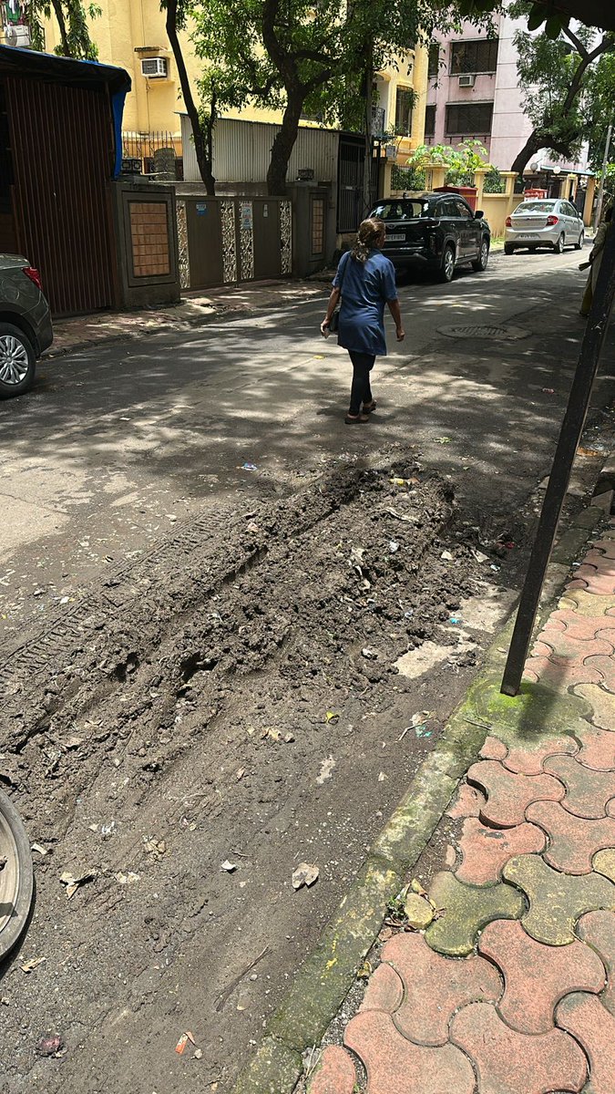 KajlaRana95861's tweet photo. 12th 6th road khar west near gayatri mandir chowk Kichad Aur matti dump huwa hai zald se zald Saaf kiya jaye @mybmc @mybmcWardHW #maintenance work #kharwest #cleanupwork  @ShelarAshish @RahoolNKanal @AkshayPanvelka1 @yuvasenabandraw @KrishnaSin61024 @ https://t.co/zEkwwNJmv1