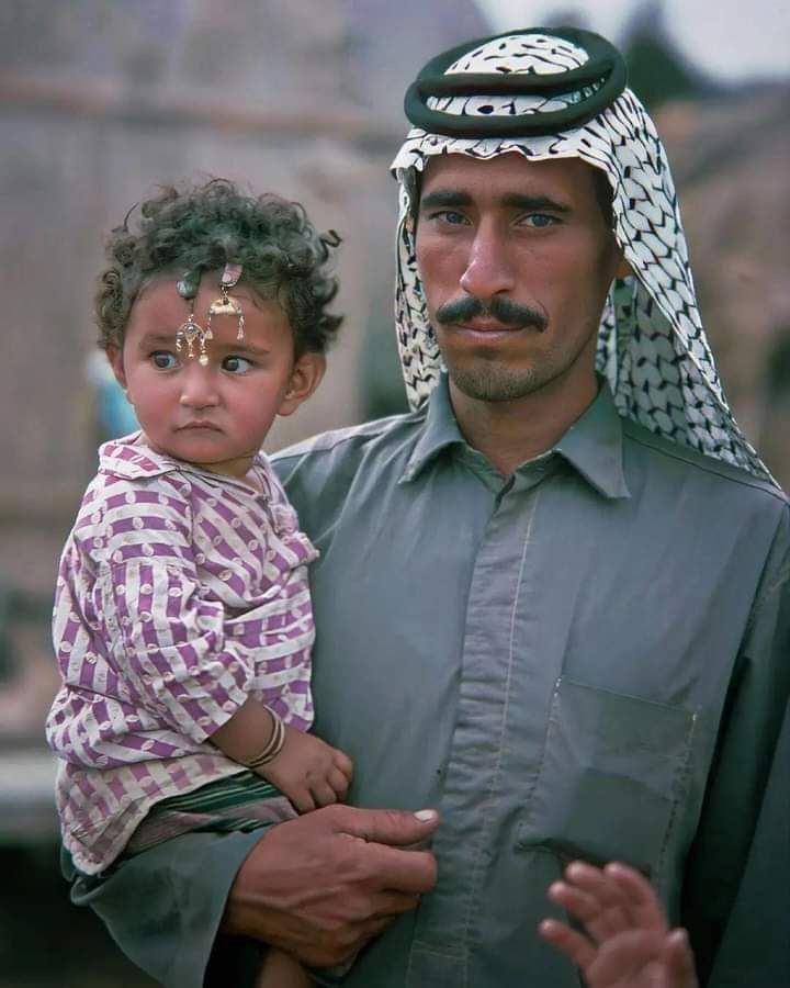 iraqvisuals's tweet photo. عراقي من البصرة وأبنته - 1975م https://t.co/2vaRMR3Rju