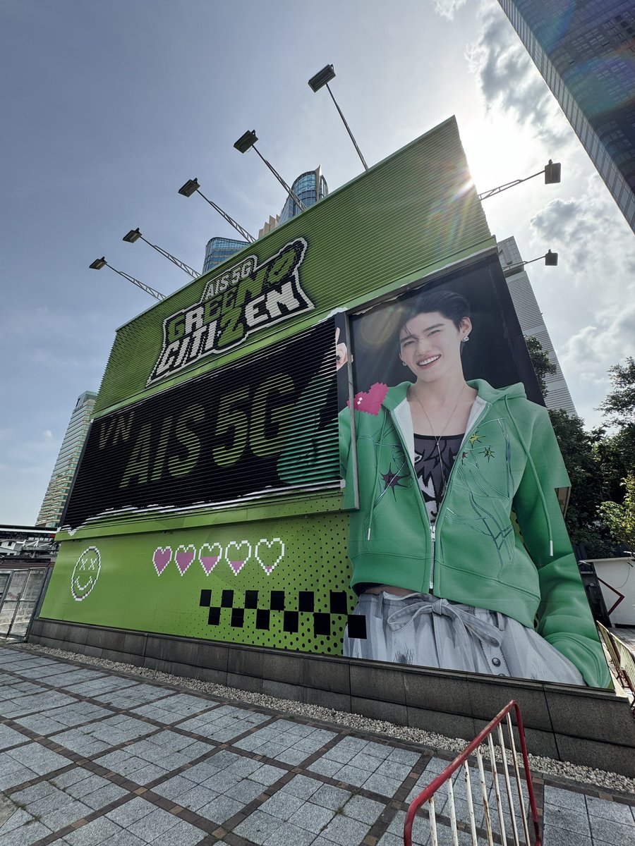 น้องพีพีึยืนต้อนรับที่MRTสุขุมวิท #พีพียืนหนึ่งทั่วไทย #PPKritt #พีพีกฤษฏ์