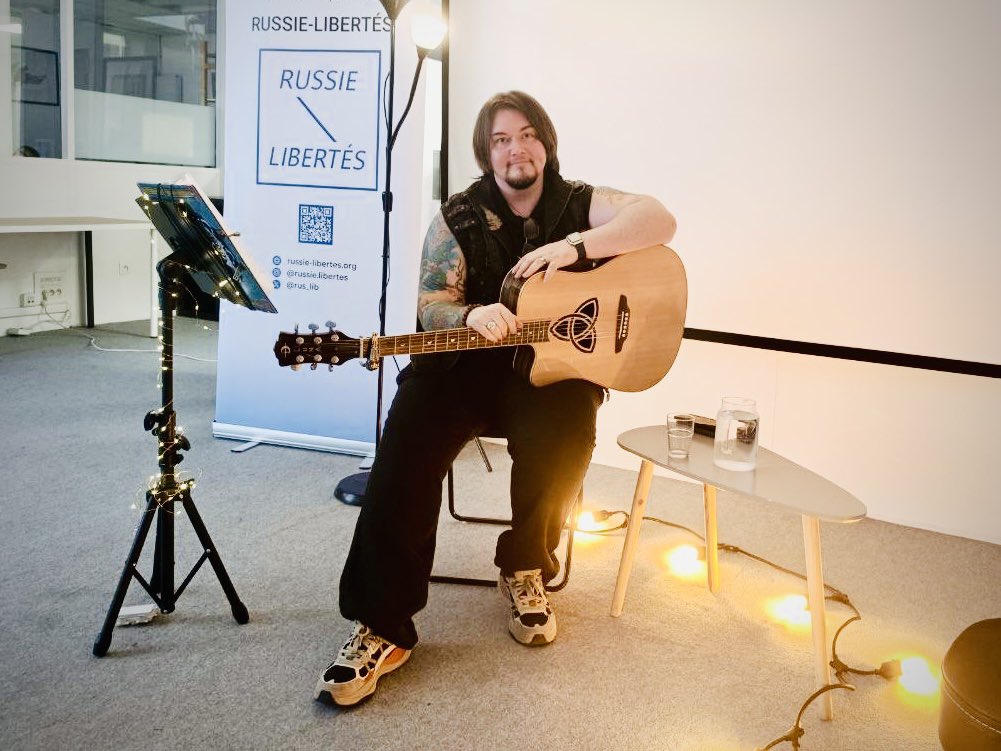 Eh bien, mon tout premier concert à Paris est fait ! 🇫🇷❤️

Après, on est allés se balader dans Paris la nuit avec des ami·es.
C’était une soirée si magique, que j’ai essayé de bien la graver dans ma mémoire — pour pouvoir m’y raccrocher les jours plus difficiles ✨