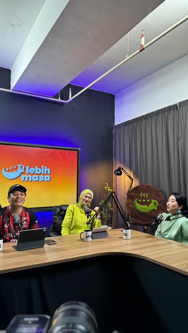 liyana_marzuki's tweet image. “Team Hiruk ke Team Damai ni?”
Kita Team Malaysia 😉
Selesai berpodcast dengan YB Nik Nazmi dan Miss Nani Roc. Best depa ni, sembang politik macam cerita gossip retis.
Nantikan podcast Lebih Masa, episod bersama saya. Tayangan dalam waktu terdekat ini.
~LM~