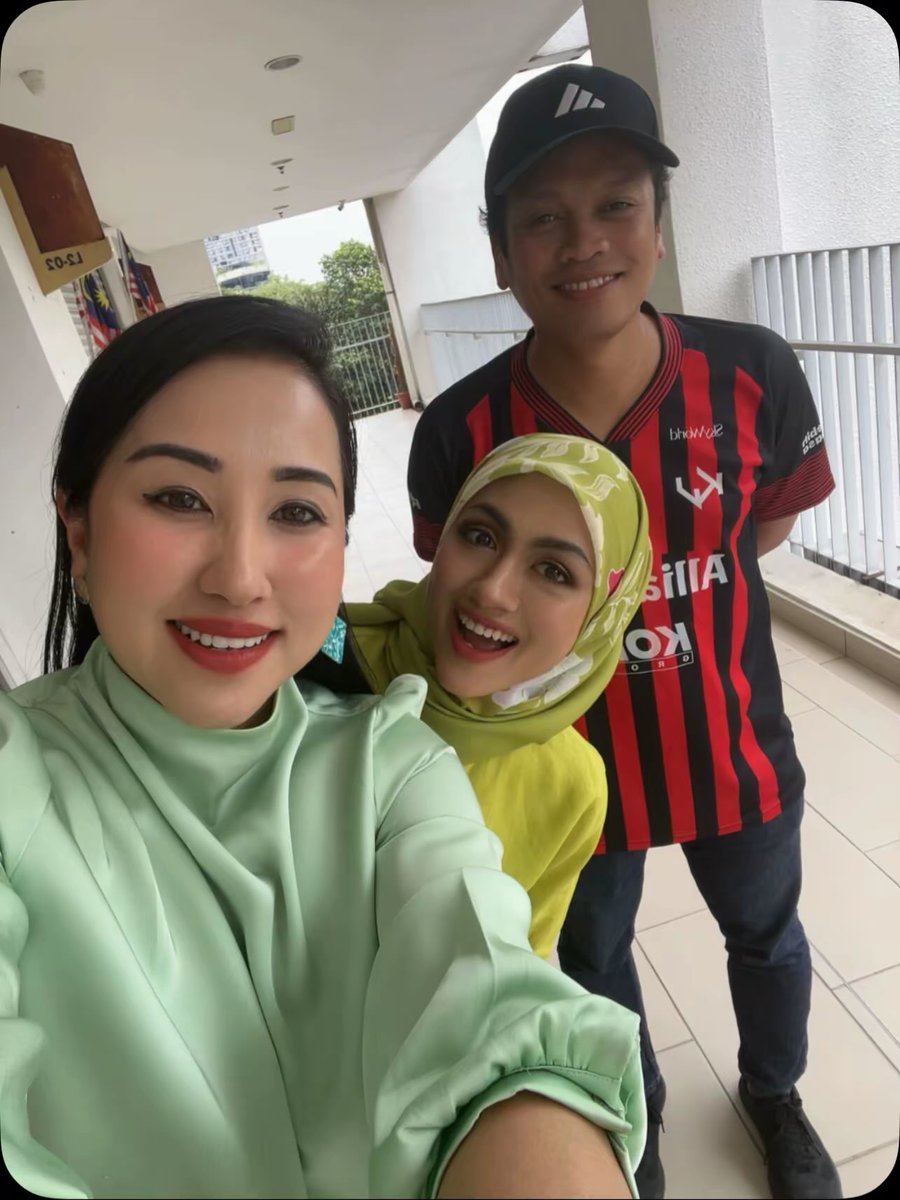 liyana_marzuki's tweet image. “Team Hiruk ke Team Damai ni?”
Kita Team Malaysia 😉
Selesai berpodcast dengan YB Nik Nazmi dan Miss Nani Roc. Best depa ni, sembang politik macam cerita gossip retis.
Nantikan podcast Lebih Masa, episod bersama saya. Tayangan dalam waktu terdekat ini.
~LM~
