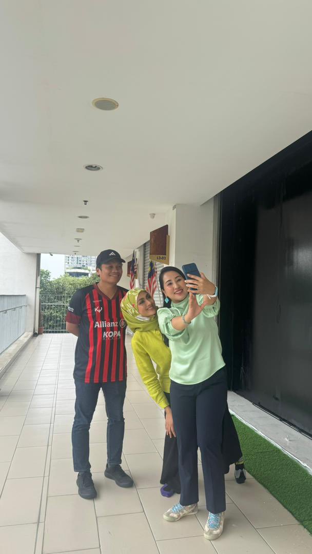 liyana_marzuki's tweet image. “Team Hiruk ke Team Damai ni?”
Kita Team Malaysia 😉
Selesai berpodcast dengan YB Nik Nazmi dan Miss Nani Roc. Best depa ni, sembang politik macam cerita gossip retis.
Nantikan podcast Lebih Masa, episod bersama saya. Tayangan dalam waktu terdekat ini.
~LM~