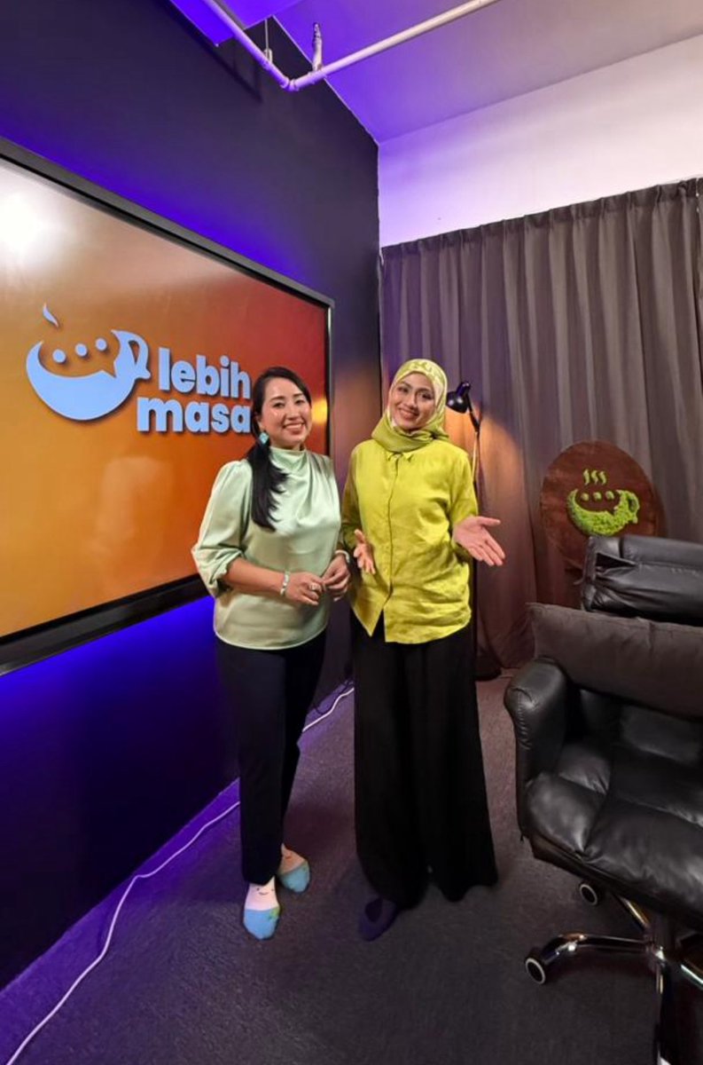 liyana_marzuki's tweet image. “Team Hiruk ke Team Damai ni?”
Kita Team Malaysia 😉
Selesai berpodcast dengan YB Nik Nazmi dan Miss Nani Roc. Best depa ni, sembang politik macam cerita gossip retis.
Nantikan podcast Lebih Masa, episod bersama saya. Tayangan dalam waktu terdekat ini.
~LM~