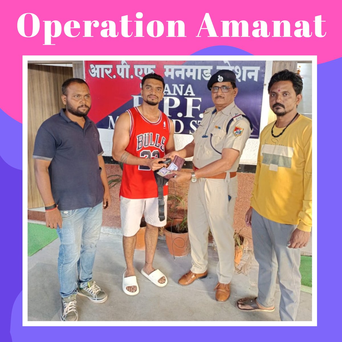 RPFCR's tweet photo. #OperationAmanat 

दिनांक 11.07.2025 को ट्रेन न. 17617 तपोवन एक्सप्रेस मे छूटे यात्री के बैग जिसमे कुल कीमत ₹2,600/- का सामान था, #RPF मनमाड द्वारा बरामद कर यात्रियो को सुरक्षित सुपुर्द किया गया।
@RPF_INDIA  @Central_Railway https://t.co/9jzjoSYZyA