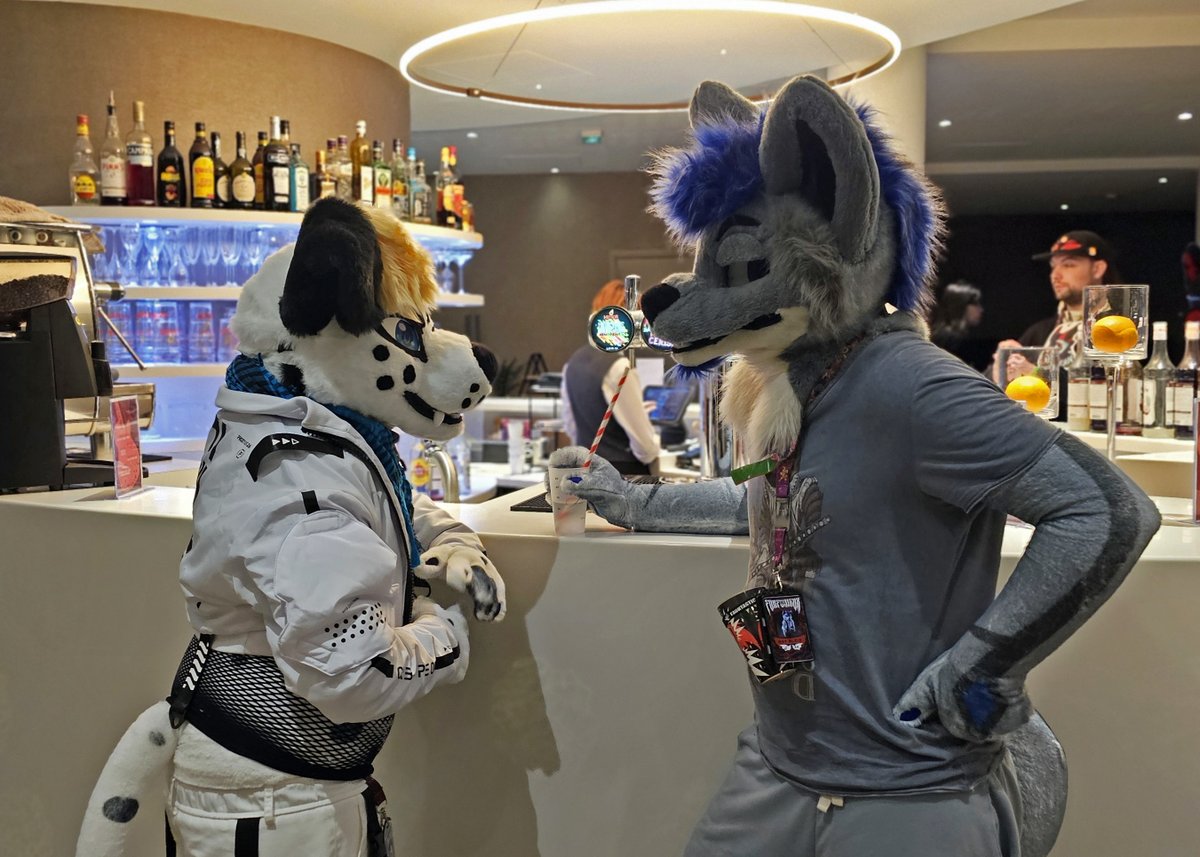 RayBleiz's tweet image. Hi cutie ! Can I offer you a drink ? ;)
With @ErixaluAD ๐
Petsuits from @forfunbangkok