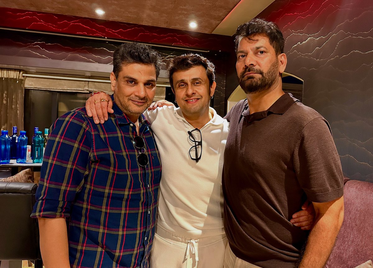 JJassiOfficial's tweet image. Mere 2 Bhraa Ik Gayki da Badshah Sonu Nigham bhajiiiii te Dujja Casting da Badshah @CastingChhabra veer #sonunigham bhaji thnx for warmth delicious dinner n love mohabat 🙏🙏❤️
