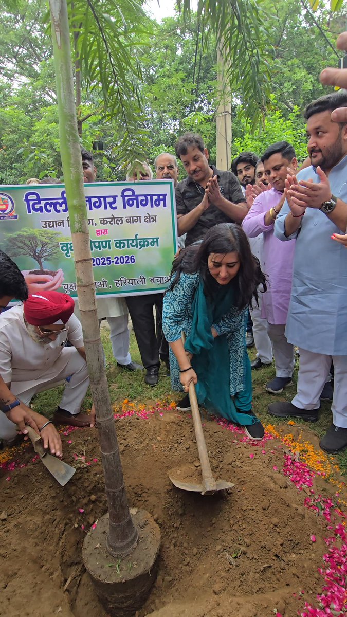 राजेन्द्र नगर विधानसभा क्षेत्र स्थित चन्नन देवी भाटिया चौक में माननीय महापौर <a href="/RajaiqbalSingh3/">Raja Iqbal Singh</a> जी , विधायक श्री <a href="/Umang_bjp/">Umang Bajaj</a> जी एवं पार्षद श्रीमती आरती चावला जी के साथ वृक्षारोपण कर पर्यावरण संरक्षण के पुनीत प्रयास में सहभागिता की।

स्वच्छ, हरित एवं संतुलित दिल्ली के निर्माण में