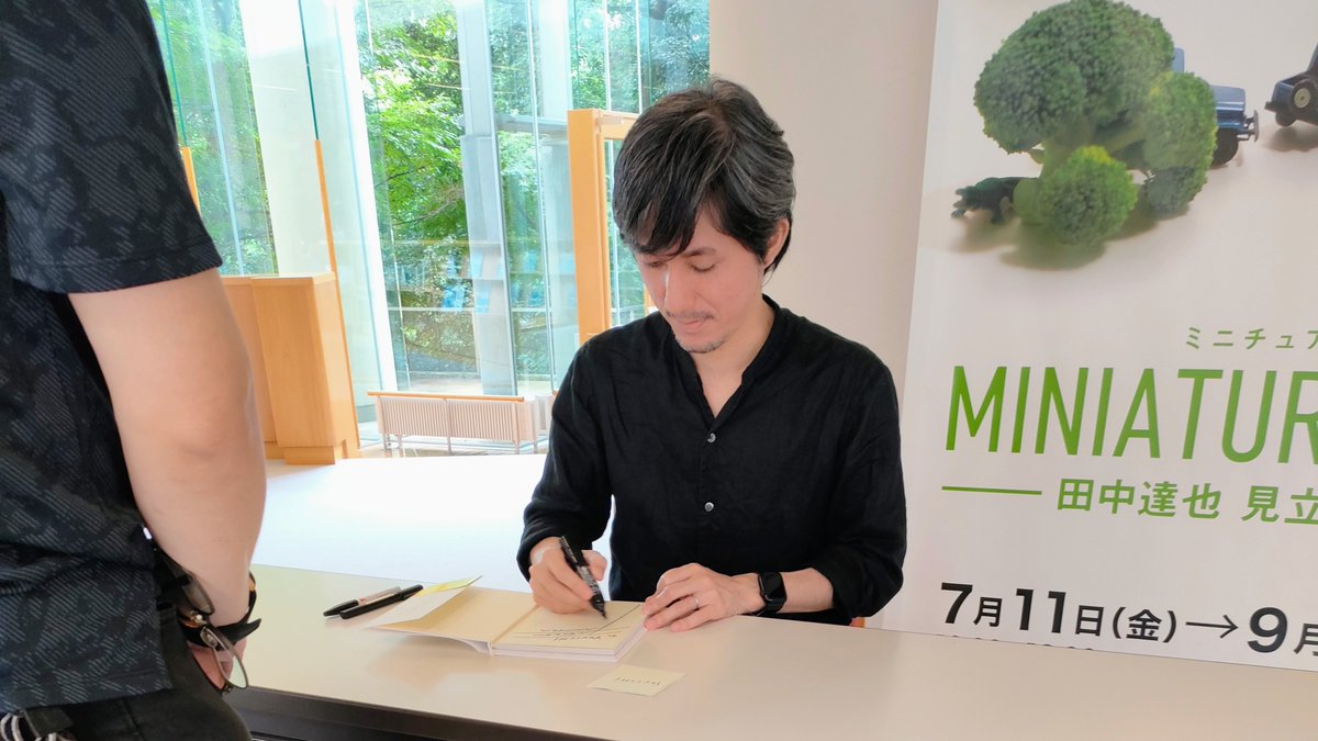 【ミニチュアライフ展 関連イベント 開催報告🔊】
「田中達也アーティストトーク」が行われました🦒
作品のタイトル当てクイズや作品制作の裏話など、#田中達也 作品を見ただけでは伝えきれない魅力を教えてもらいました＾＾
また、サイン会も行われ、大賑わいの一日でした🦓🥦🐕🍞

#大分市美術館