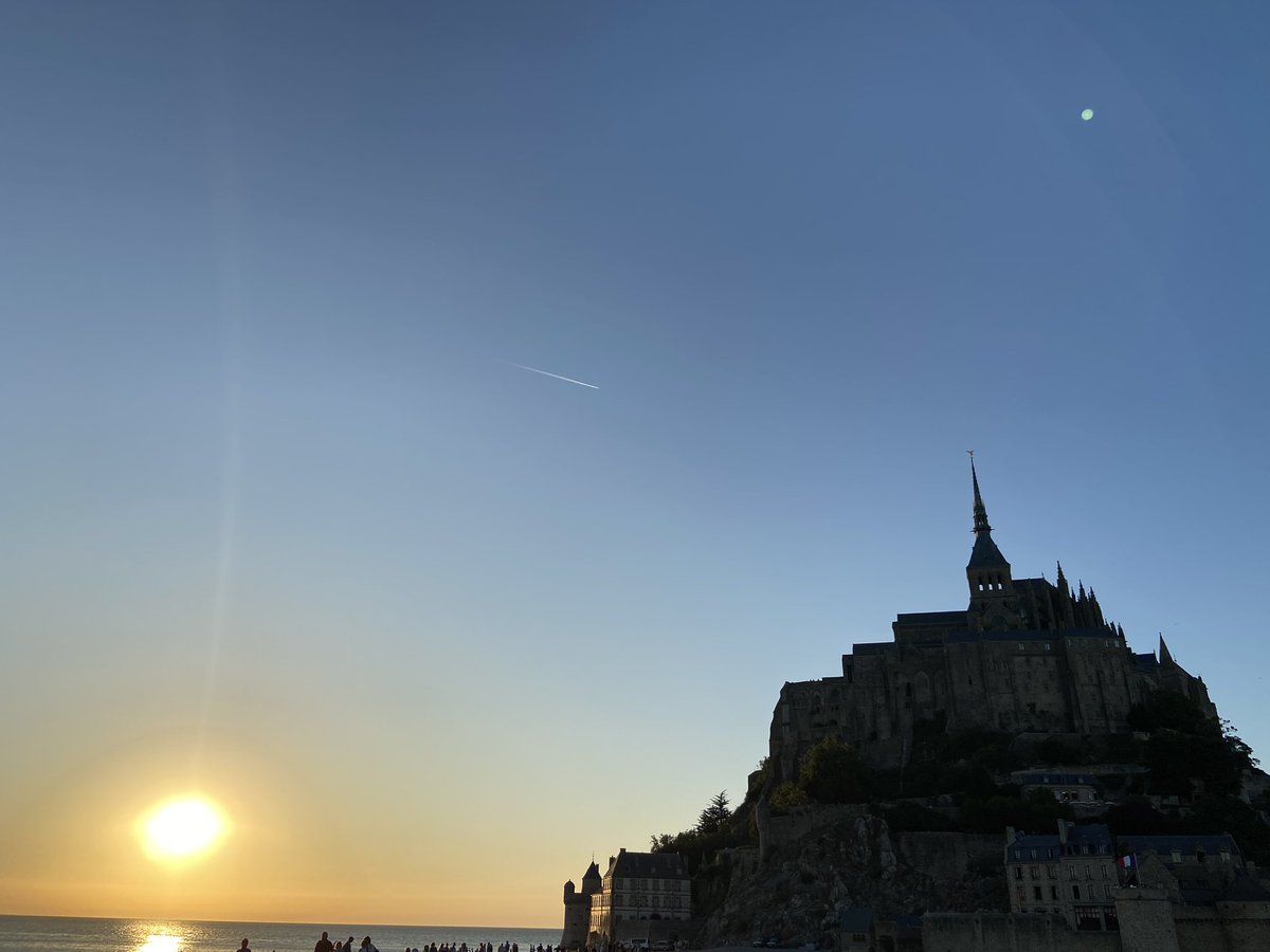 Epoque_Press's tweet image. An amazing visit to Mont Saint-Michel yesterday at sunset, followed Rêve De Lune illuminations in the Abbaye
