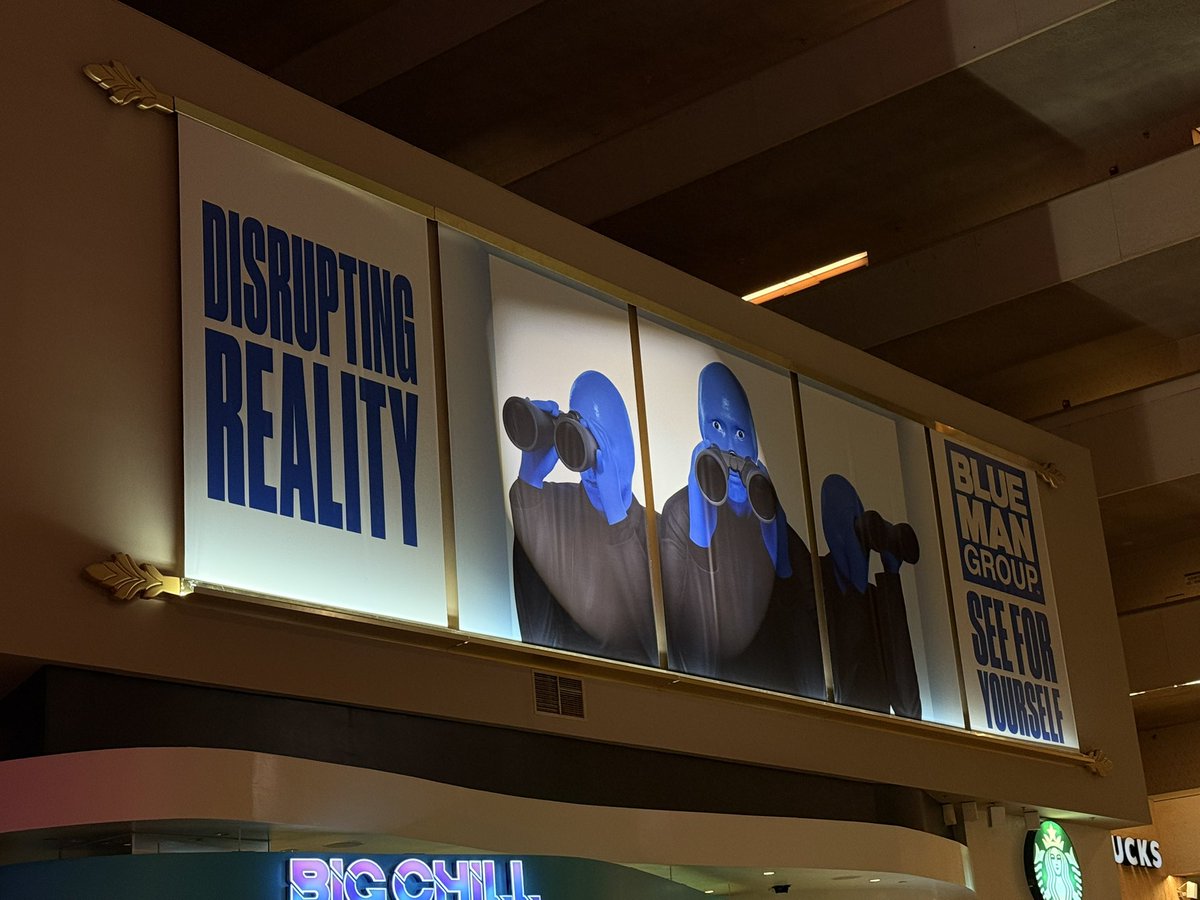 magicallusion's tweet image. 今日は日本でも公演をやっている「Blue Man Group」とスターウォーズのパロディショー「Empire Strips Back」を見てきました。ブルーマンは日本では見たことがなかった移動式ドラムセットがカッコよかった！エンパイアの方は色んな意味で面白すぎた。まさか皇帝が…w
#BlueManGroup 
#EmpireStripsBack