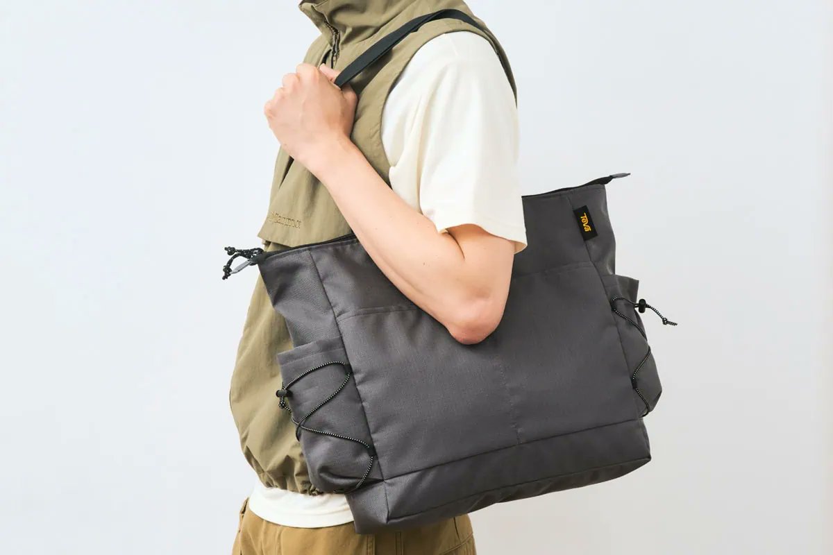 MonoMaxWEB's tweet image. 「早くも予約数No.1！Tevaの注目付録」表面生地もポケット内も撥水！“テバのトートバッグ”は水に強くこれからの季節に大活躍 | MonoMax（モノマックス） - monomax.jp/archives/29249… #teva #テバ #monomax #モノマックス付録