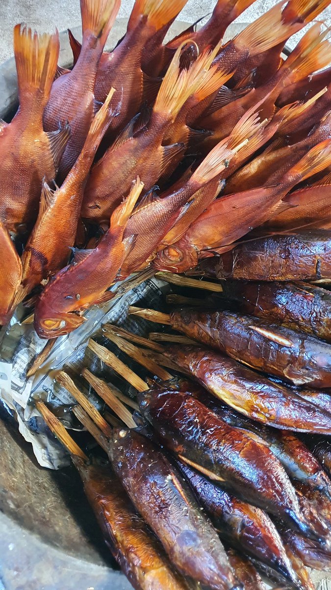 Di demak nih. Pusat pengasapan ikan. Disini asepnya wow bgt sih. Pengen wawancara warganya sering sesek nafas gak?