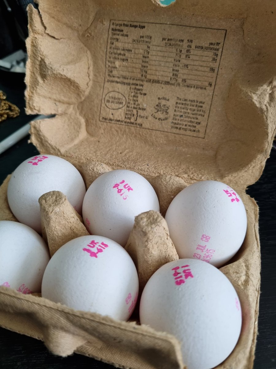 Lamnguin's tweet image. My eggs are white. Why are my eggs white? Is this a thing now?