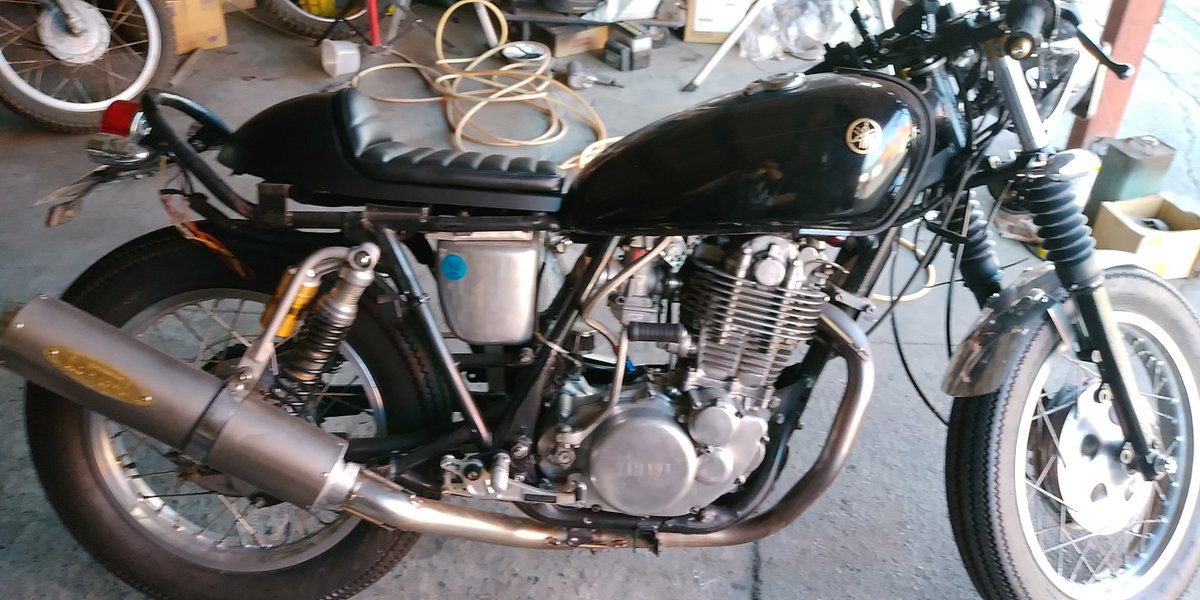 pocke_qa50's tweet image. 友達のSR500をシングルシートに変更しました❗
着いていた曲がってるループフレームをぶった切りステーを作成して取り付け‼️
ストロークしても多分ぶつからない高さに⁉️
テールランプとナンバーどうしようww