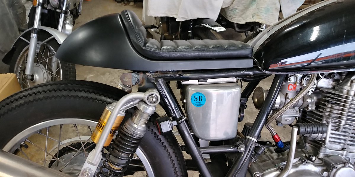 pocke_qa50's tweet image. 友達のSR500をシングルシートに変更しました❗
着いていた曲がってるループフレームをぶった切りステーを作成して取り付け‼️
ストロークしても多分ぶつからない高さに⁉️
テールランプとナンバーどうしようww
