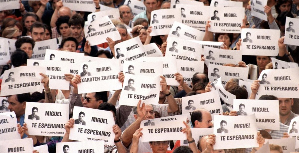 ConsuorF's tweet photo. 3. Aquellos días de julio de 1997 todos los ciudadanos fueron conscientes del vínculo que unía a ETA con HB. 

Las calles se llenaron de gritos de "ETA y HB, la misma cosa es" https://t.co/FcqS0yB7Lh