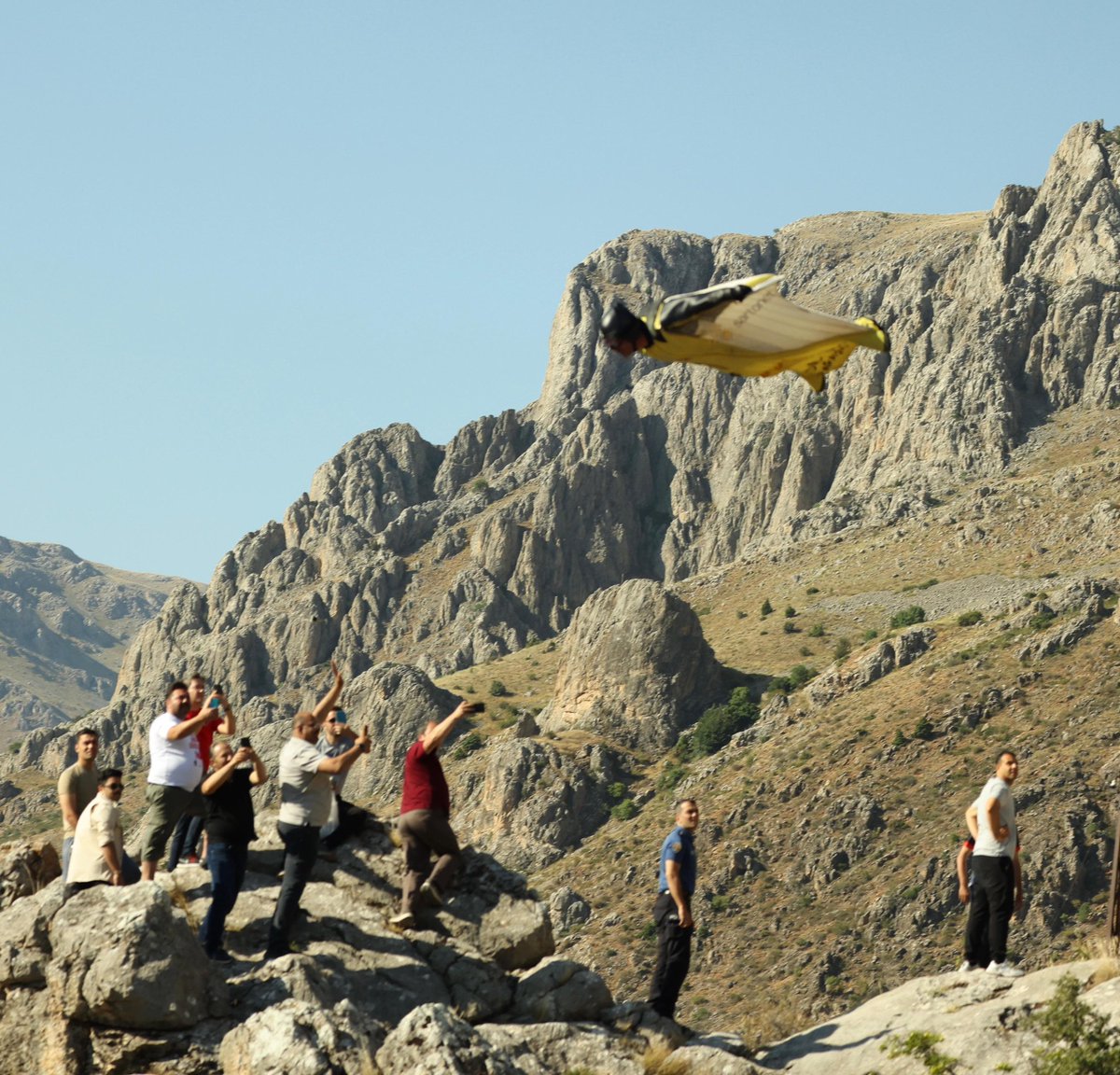 Kemaliyekymkmlg's tweet photo. 📍 46. Erzincan Kemaliye (Eğin) Uluslararası Kültür ve Doğa Sporları Şenliği

🧗‍♂️ Dünyaca ünlü sporcumuz Cengiz Koçak, Via Ferrata parkurunda zirveye tırmandı.

🪂 Wingsuit atlayışıyla ✨ cesaretiyle yalnızca adrenalini değil, Kemaliye’nin adını da gökyüzüne taşıdı.
#kemaliye https://t.co/edlOwkWQl1