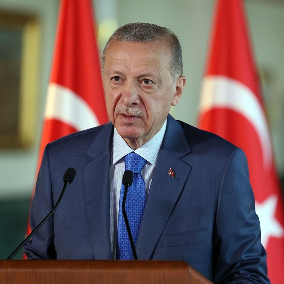 Erdoğan: “Sadece Kürt vatandaşlarımızın değil, Irak ve Suriye’deki Kürt kardeşimin meselesi de bizim meselemizdir.

Suriye’deki Kürt kardeşimin de emniyet içinde, huzurla yaşaması bizim olmazsa olmazımızdır.”