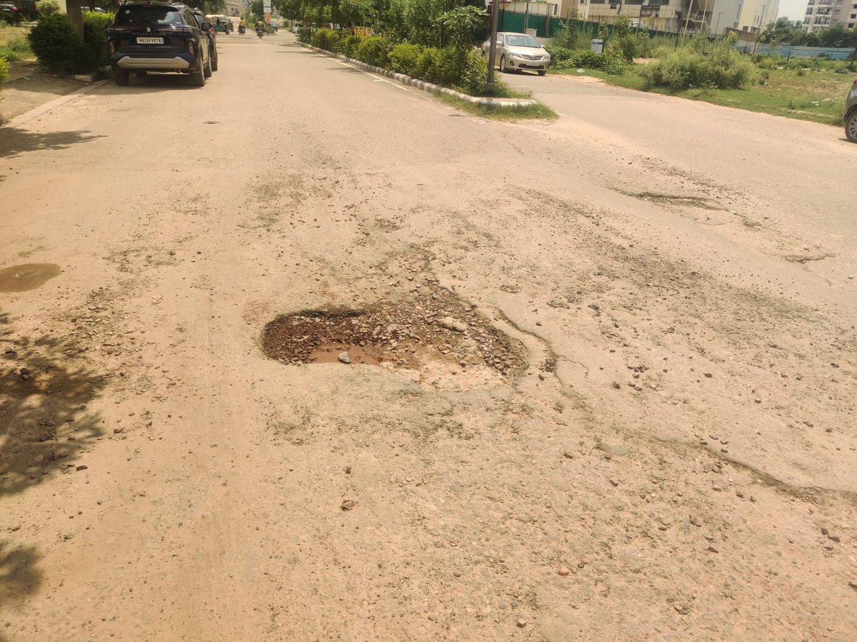 Omveer10's tweet image. Irish Avenue Road, सेक्टर 83 की हालत बेहद खराब है। Knowledge Tree School से STP कच्ची रोड तक सिर्फ गड्ढे ही गड्ढे हैं। 2-व्हीलर वालों के लिए जानलेवा! @enviro_india @groupvatika @OfficialGMDA कृपया ध्यान दें। #Gurgaon #potholes