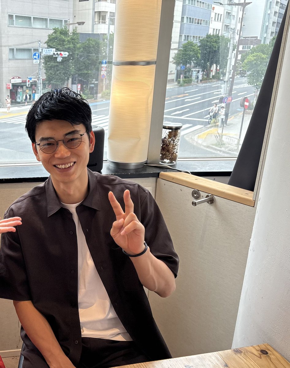 Roni0424's tweet photo. 今日も笑顔弾ける時間ですごく楽しかったです！皆さん素敵な人ばかりすぎる。

綾野剛めがねver.あった！

マイバッシュにサインもらったよ✨
後頭部眺めたりしたよ。

ヴェロキラプトル
モササウルス　覚えたよ。

まずはジュラシックパークを観るね😂
#teamISHII
#石井講祐 https://t.co/zVagEd0Nwk