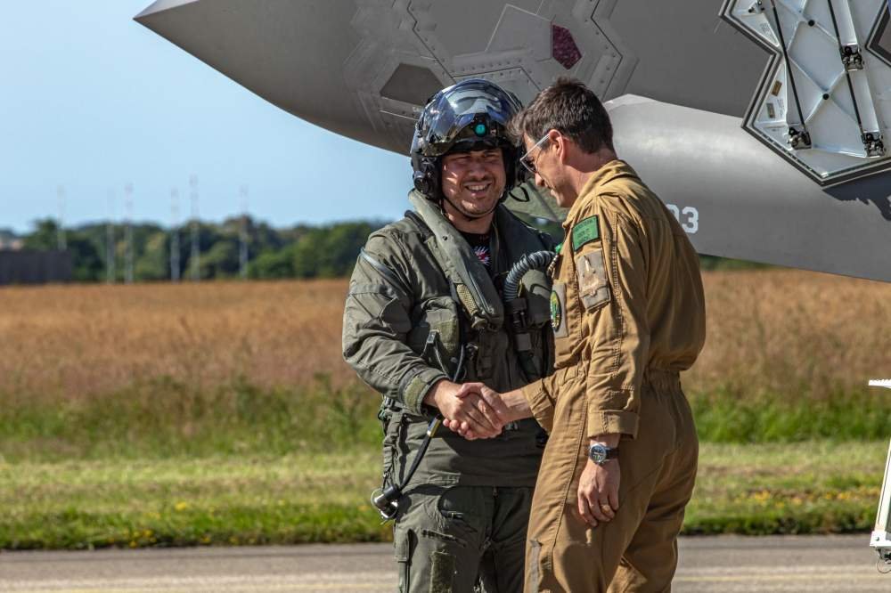 CiroNappi6's tweet image. Le deux premieres nations pour la production de vin au monde (mais nous sommes les 1°😎) . Excellent affaires de famille.
Pour la premiere fois les chasseurs de 5° generation F35B de la composante navale de la Marine Militaire Italienne, sont en France pour les exercise avec MN.