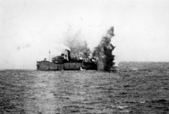 12 July 1942, Allied convoy PQ 17 arrived in Russia after losing 24 of its original 33 vessels. Worst convoy loss of #WW2. On 4 July Admiralty ordered warships to withdraw due to fear that Tirpitz was on way to attack. Convoy scattered, leaving ships as sitting ducks for Germans.