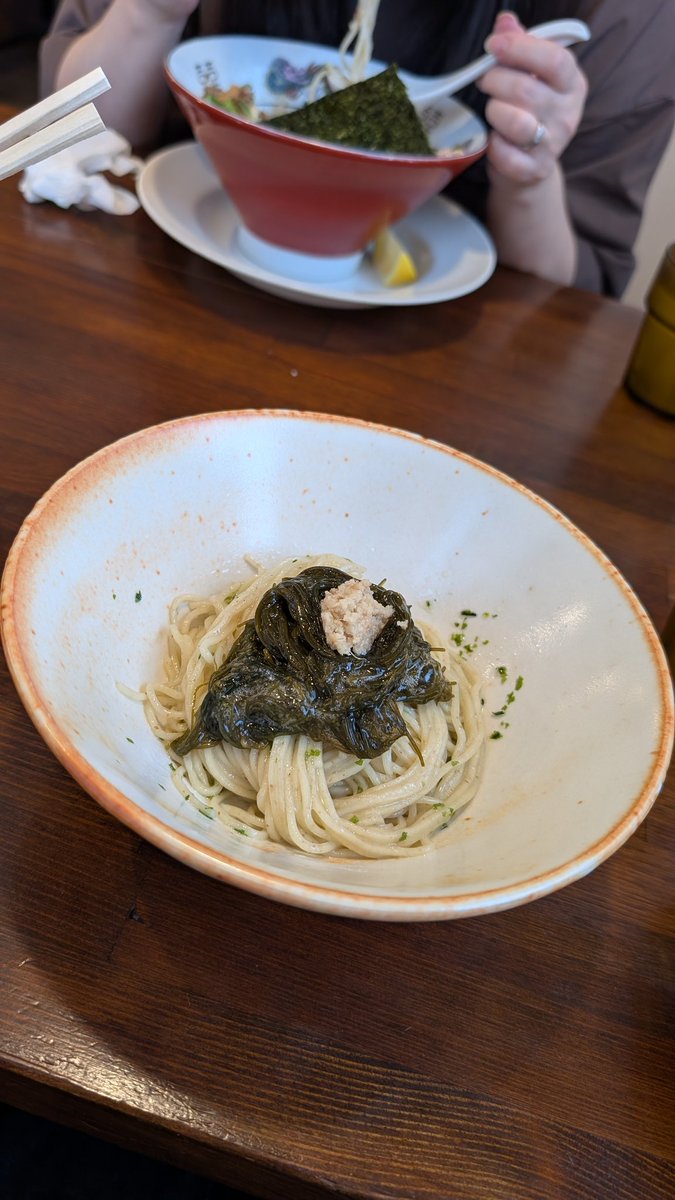 冷製担々麺は水でしっかり締められたコシのある細麺にタレと具材がよく絡み、とても美味しかったです。レモンを絞ると酸味が加わり、味の輪郭がよりはっきりとして一層際立ちます。もずくの和え玉もさっぱりとしていて、とても美味しくいただきました。
ごちそうさまでした。
#KUBOLABO 
#ラーメン
