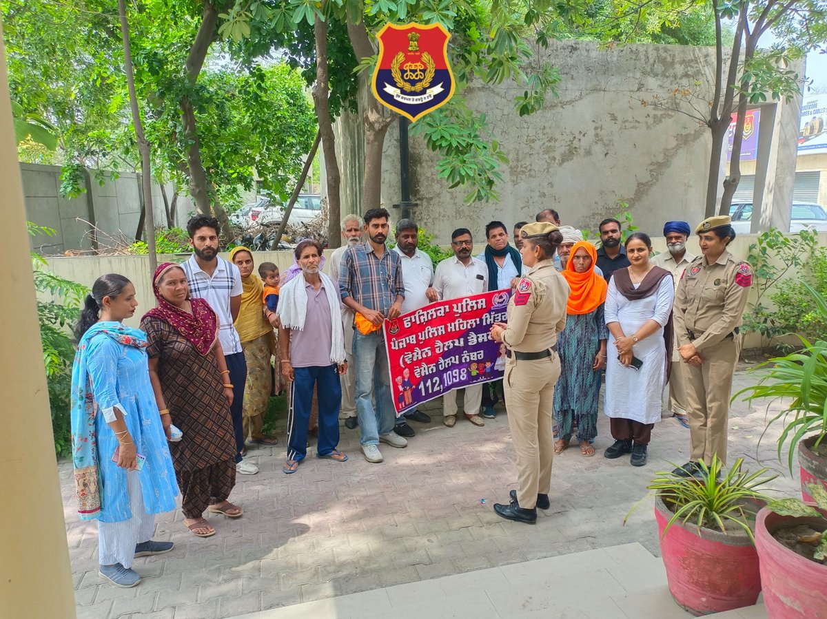 👮‍♀️ ਜਾਗਰੂਕਤਾ ਸੈਮੀਨਾਰ ! 👮‍♂️
ਜਿਲ੍ਹਾ ਫਾਜ਼ਿਲਕਾ ਦੇ ਮਹਿਲਾ ਮਿੱਤਰ ਅਤੇ ਸਾਂਝ ਸਟਾਫ ਵੱਲੋਂ ਵੱਖ-ਵੱਖ ਪਿੰਡਾਂ 'ਚ ਚਲਾਈ ਜਾ ਰਹੀ ਜਾਗਰੂਕਤਾ ਮੁਹਿੰਮ 🚨

📢 ਬੇਟੀ ਬਚਾਓ ਬੇਟੀ ਪੜ੍ਹਾਓ
💉 ਨਸ਼ਿਆਂ ਦੇ ਮਾੜੇ ਪ੍ਰਭਾਵਾਂ ਬਾਰੇ ਜਾਣਕਾਰੀ
👧🏼 ਔਰਤਾਂ ਅਤੇ ਬੱਚਿਆਂ ਨਾਲ ਹੋਣ ਵਾਲੇ ਅਪਰਾਧਾਂ ਤੋਂ ਬਚਾਅ
🤝 ਸਾਂਝ ਸੇਵਾਵਾਂ ਅਤੇ ਸਹਿਯੋਗ
📞 ਐਮਰਜੈਂਸੀ