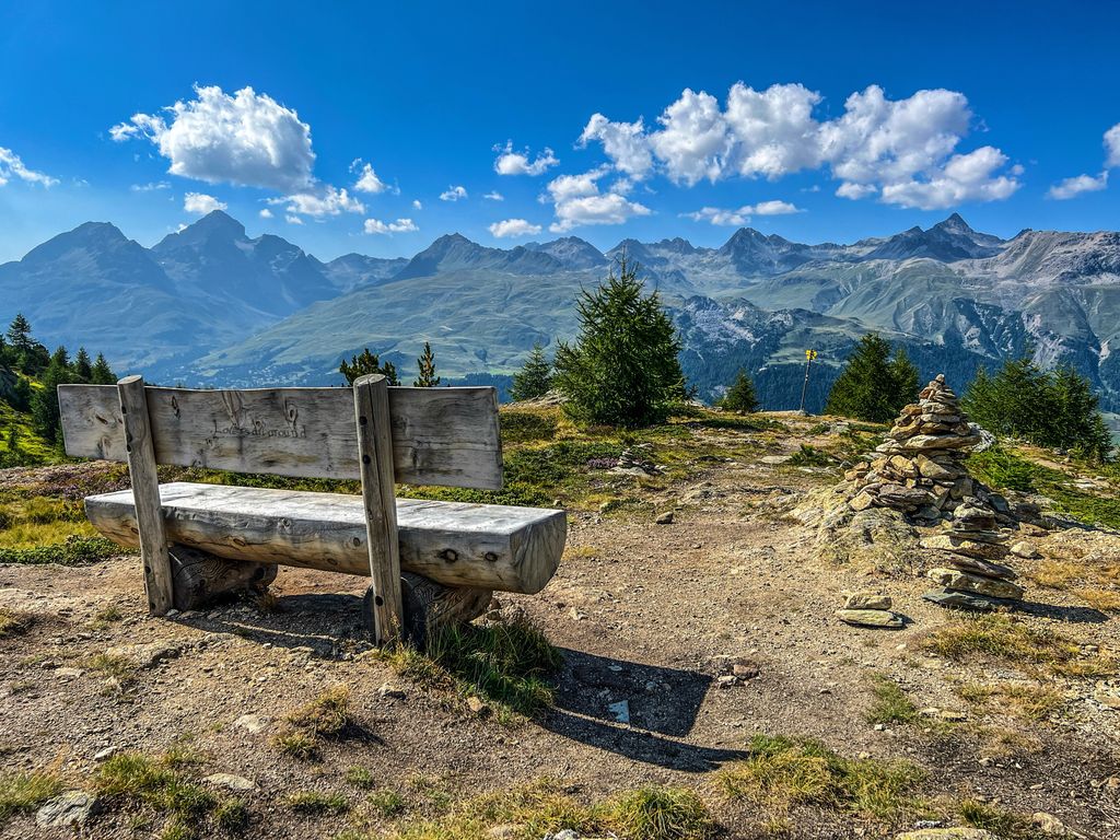 Herrliche Aussicht von der Muottas da Schlarigna (2310 m) auf die Engadiner #Bergwelt! 🏔🤩 

Wandertipp: 🥾 «Von Silvaplana über die Muottas da Schlarigna nach Pontresina» 👉 buff.ly/8kagHBt

#Graubünden #Engadin #Schweiz #Sommer #Wandern