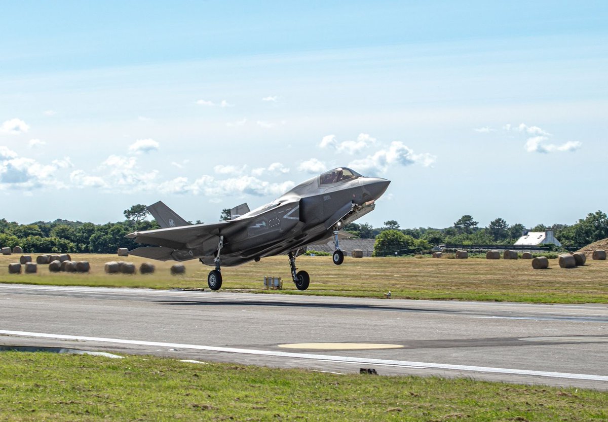 CiroNappi6's tweet image. Le deux premieres nations pour la production de vin au monde (mais nous sommes les 1°😎) . Excellent affaires de famille.
Pour la premiere fois les chasseurs de 5° generation F35B de la composante navale de la Marine Militaire Italienne, sont en France pour les exercise avec MN.