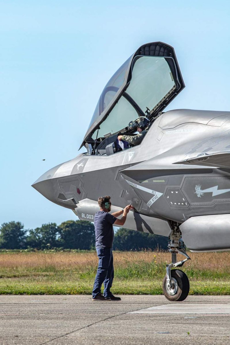 CiroNappi6's tweet image. Le deux premieres nations pour la production de vin au monde (mais nous sommes les 1°😎) . Excellent affaires de famille.
Pour la premiere fois les chasseurs de 5° generation F35B de la composante navale de la Marine Militaire Italienne, sont en France pour les exercise avec MN.