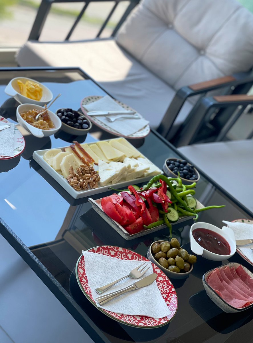 abla evi kahvaltısı…
yeğenim fırından taze simit almaya gitti, ankara simidi 🖤