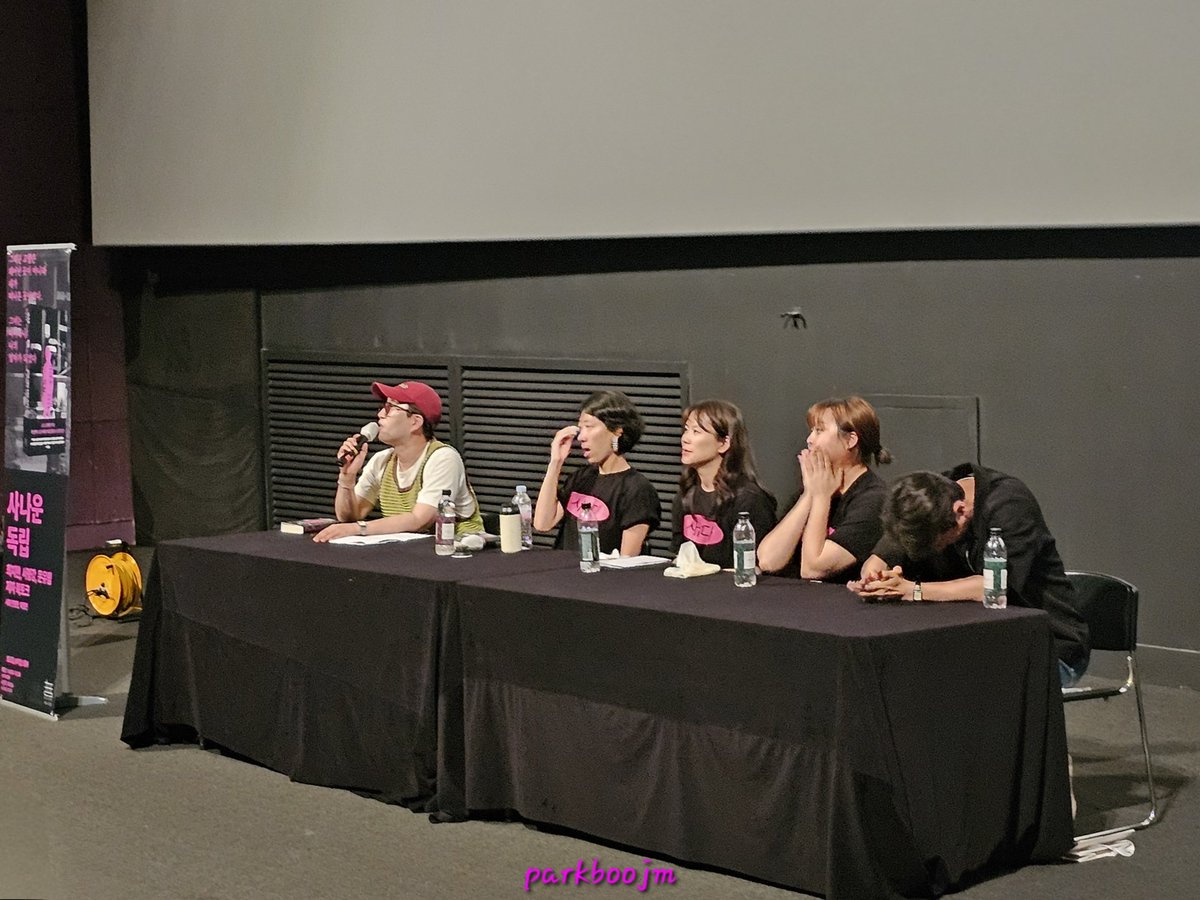 북토크 분위기가 작가님도 관객들도 심지어는 박대표님도 눈물 참기 파티엿음 (대표님 실제로 우신게 아니라 참는거임)