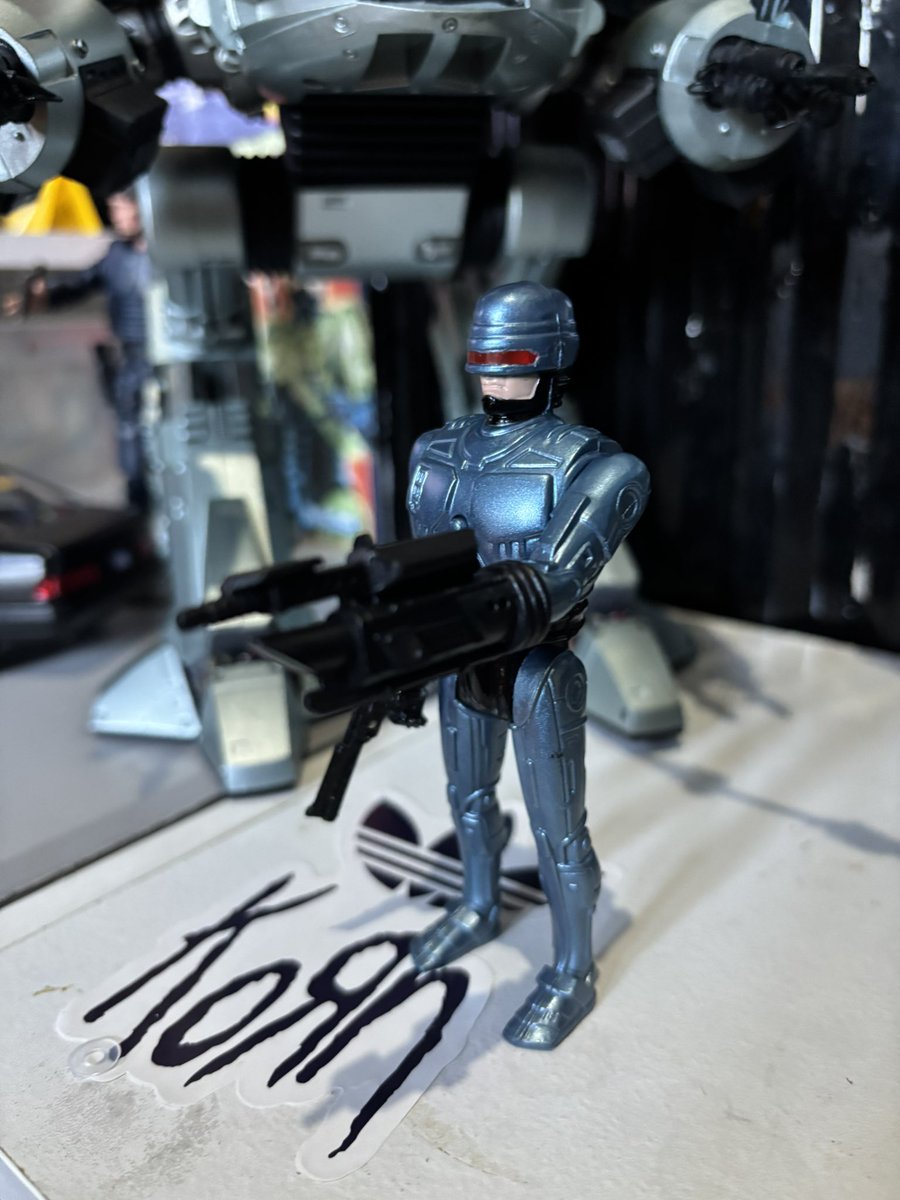 munkydog666's tweet photo. @RoboCopRC We need this as a dlc weapon the robo 3 arm attachment is sick https://t.co/wIEztBXIUg